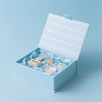 Boîte cadeau personnalisée bleu clair style livre avec intérieur doublé de satin et ruban de fermeture pour cosmétiques et coffrets cadeaux en gros