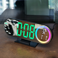 Réveil de table numérique à LED avec affichage de la date, de la semaine et de la température.