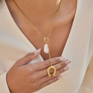 Collar con Colgante de Herradura Elegante <span class=keywords><strong>J</strong></span>&<span class=keywords><strong>D</strong></span>, Cadena en Y, Perla de Agua Dulce, Detalles de Bisel de Cristal, Chapado en Oro de 18K, Joyería de Acero Inoxidable - Product Image 4