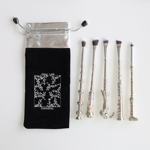 Nuevo Set <span class=keywords><strong>de</strong></span> 5 <span class=keywords><strong>Brochas</strong></span> <span class=keywords><strong>de</strong></span> <span class=keywords><strong>Maquillaje</strong></span> Plateadas para Rostro, Ojos y Polvo Suelto, Herramientas <span class=keywords><strong>de</strong></span> Belleza al por Mayor, <span class=keywords><strong>Brochas</strong></span> <span class=keywords><strong>de</strong></span> <span class=keywords><strong>Maquillaje</strong></span> Personalizadas - Product Image 6