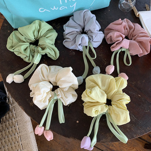 Chouchou Tulipe Coloré et Adorable <span class=keywords><strong>pour</strong></span> <span class=keywords><strong>Chignon</strong></span> ou Queue de Cheval Basse – <span class=keywords><strong>Accessoire</strong></span> Cheveux Rembourré à Motifs Floraux - Product Image 2