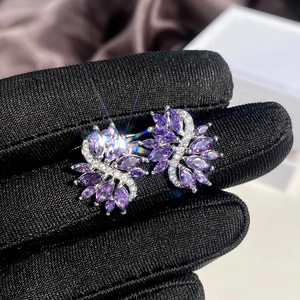 Orecchini a Perno con Fiore Viola per Donne, Accessorio Semplice per Uso Quotidiano, Gioiello di Moda per Outfit - Product Image 3