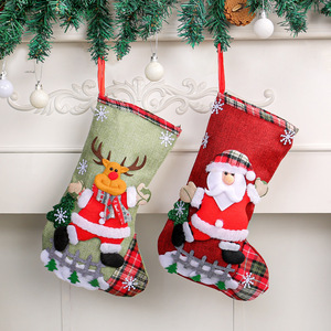 Décorations de Noël 2026 : Chaussettes décoratives saisonnières, sacs cadeaux, pochettes à bonbons, chaussettes suspendues pour cheminée à motif écossais - Product Image 3