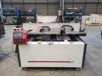 Machine de découpe laser CO2 SUDA série SL équipée de ventilateurs d'évacuation supérieurs et inférieurs pour une élimination efficace de la fumée et de la poussière