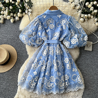 Robe chemise élégante à broderie florale, manches bouffantes, ceinture, coupe trapèze, longueur midi, pour le printemps et l'été