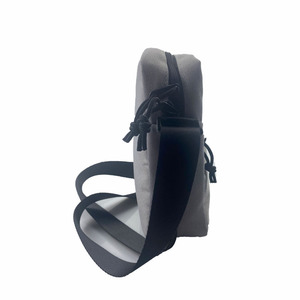 حقيبة كتف ناعمة وعصرية عالية الجودة بتصميم وطني للنساء والرجال - Product Image 3