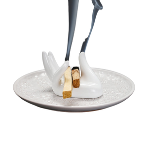 Plateau en céramique en relief d'arbre de Noël avec bâtons brûlants en bois saints péruviens de sauge décor blanc rétro - Product Image 1