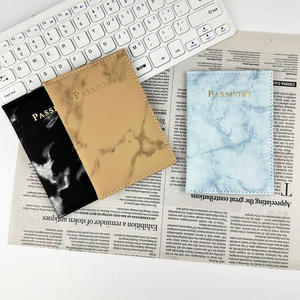 غلاف جواز سفر عصري من الرخام والجلد الصناعي للنساء من JMZ - Product Image 1