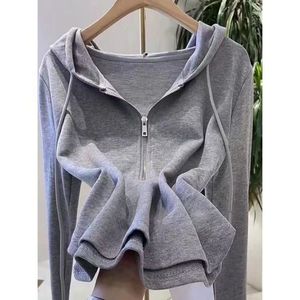 Pull à capuche court zippé pour femme, coupe ajustée, vierge, personnalisable, pour fitness et yoga, vente en gros - Product Image 2