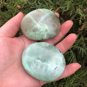 Pierre de cristal de lune verte naturelle en gros pour la guérison, la décoration et le jeu - Product Image 4