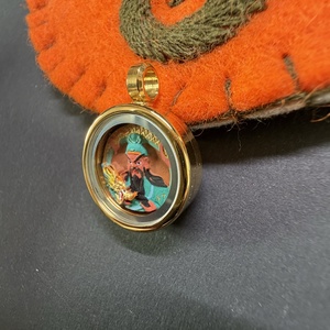 ภาพวาดทังก้าทิเบต 3 มิติ วาดด้วยมือ พร้อมเปลือกไทเทเนียมสตีล เครื่องรางเสริมความมั่งคั่งและความอุดมสมบูรณ์ขนาดเล็ก สำหรับเครื่องประดับและงานฝีมือ DIY - Product Image 3