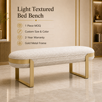 Banc de fin de lit en bois capitonné gris moderne de luxe avec cadre en métal doré pour chambre à coucher