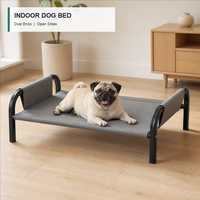Lit surélevé pour chien d'intérieur avec panneaux latéraux doubles ouverts, côtés longs, tissu gris et structure en métal noir