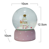 Vente en gros de statue d'arbre de Noël blanc personnalisé Boule à neige en verre Animal Figurine en résine Artisanat Globe d'eau design art déco