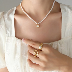 Colliers de haute qualité pour femmes, chaîne en perles d'eau douce, pendentif carré en coquille plaqué or - Product Image 2