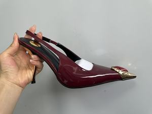 <span class=keywords><strong>Sandalias</strong></span> <span class=keywords><strong>de</strong></span> Tacón <span class=keywords><strong>de</strong></span> Aguja Verdes y <span class=keywords><strong>Doradas</strong></span> con Diseño Elegante <span class=keywords><strong>de</strong></span> Charol Negro y Talón Abierto, Personalizadas por el Fabricante para Fiestas y Eventos Nocturnos - Product Image 2