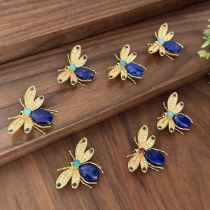 Broche d'abeille artisanale de luxe en lapis-lazuli naturel avec zircon turquoise incrusté, plaqué or sur cuivre, bijoux fins - Product Image 1