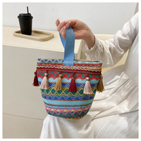 Sac fourre-tout mini tissé bohème à pompons pour femme, sac à main coloré à rayures géométriques, sac seau ethnique portable pour l'été et la plage