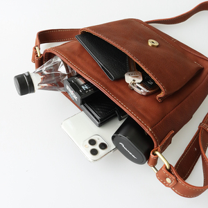 Bolso bandolera de cuero con cierre de cremallera, personalizado, adecuado para llevar artículos cotidianos. - Product Image 6