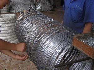 Fil de fer barbelé argenté à chaud, en bobine, avec revêtement antirouille pour usage ferroviaire - Product Image 3