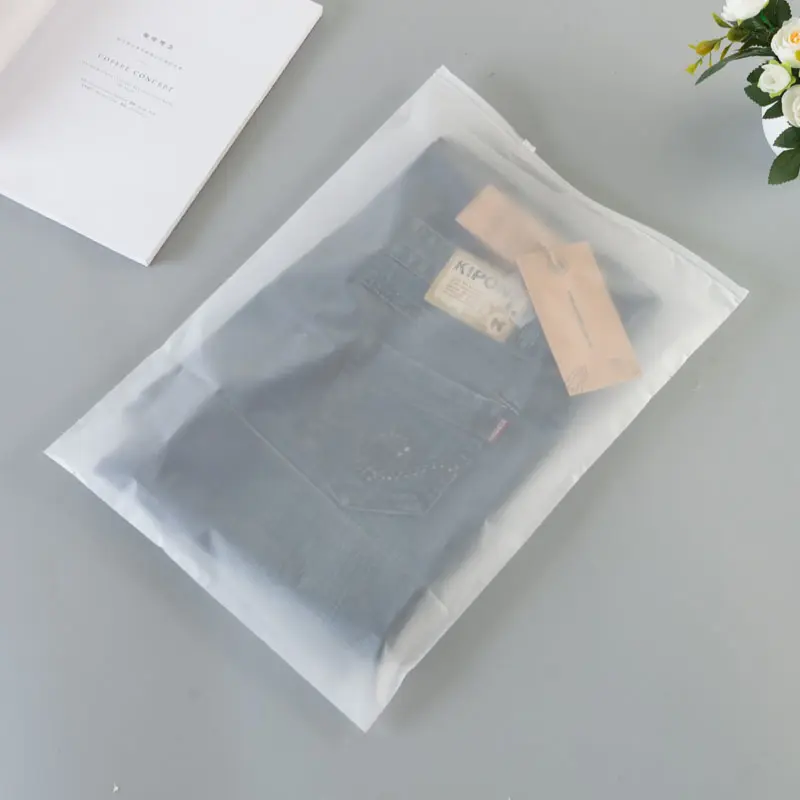 Sacos de embalagem personalizados com logotipo de marca baixo MOQ, sacos plásticos com zíper PE/EVA para roupas, impressos fosco