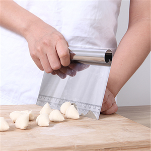 Commercio all'ingrosso di utensili da cucina in acciaio inox palmare raschietto <span class=keywords><strong>pasta</strong></span> taglierina con scala di misurazione per la pasticceria pane torta della Pizza - Product Image 5