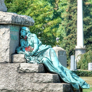 Estatua de bronce de tamaño real, escultura al aire libre, mujer triste acostada en lápida, fundición y técnicas de impresión de troquelado - Product Image 1