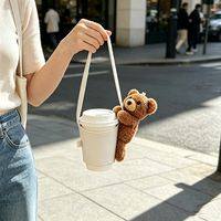 Support de tasse en peluche Kawaii en forme d'ours avec sangle de transport fixe, manchon anti-brûlure pour tasses de thé au lait à emporter, idéal pour les sorties et le shopping