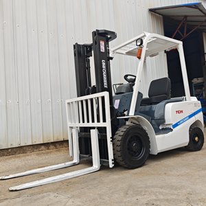 Used TCM 3 <b>T</b> Diesel Forklift with Isuzu Engine 3 Ton Capacity Hydraulic Side Shifter Solid Tire Two Stage Mast Fwd <b>Drive</b> - Product Image 3