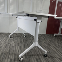 Une variété de styles de table pliante en acier, table d'étudiant exclusive