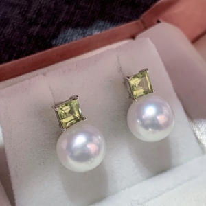 Aretes de Oro de 18K con Perlas de Agua Salada Akoya Brillantes e Incrustaciones de Peridoto Natural y Azul, Modernos y Elegantes para Uso Diario - Product Image 4