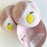 Kippa en velours rose et blanc personnalisée avec broderie, motif citron, kippa juive pour les événements religieux juifs