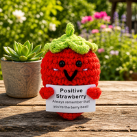 Poupée en crochet fraise positive, tricotée à la main, jouet d'apaisement émotionnel, cadeau mignon et motivant pour rehausser le moral d'un ami, décoration de table et de maison