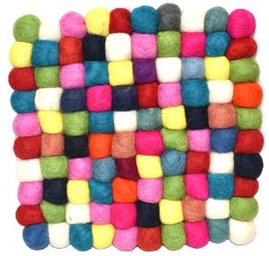 Venta al por mayor de alfombras cuadradas de lana con bola de fieltro, olla caliente decorativa de último diseño para regalos promocionales y de negocios - Product Image 1