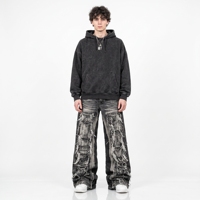 Jeans amples vintage imprimés, marron délavé, coupe évasée, avec motifs floraux bleu électrique, géométriques, zébrés et imprimés artistiques variés, et étiquette personnalisée.