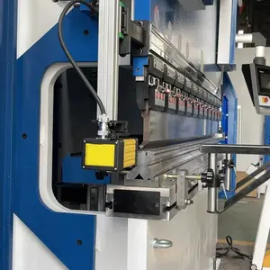 ماكينة ثني CNC هيدروليكية ذات 4 لفات ماكينة ثني صفائح المعادن للبيع