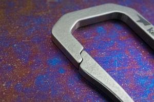 Mosquetón Multiherramienta de Titanio Plateado, Llavero de Supervivencia Portátil para Exteriores, Nuevo Diseño Elegante, Resistente y Duradero para Senderismo y Camping - Product Image 4