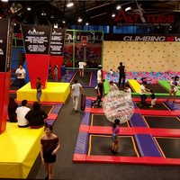 Équipement de parc de trampolines commercial extérieur en plastique avec filet de sécurité et tapis de saut pour enfants, pour la coordination, le fitness et les jeux d'amusement