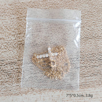 Collar de una Sola Capa de Acero Inoxidable Impermeable y Resistente al Deslustre con Cruz Chapada en Oro Real y Adornado con Circonita Cúbica de 18K