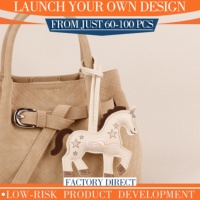 Breloque de sac en PU en forme de cheval, faible MOQ pour les détaillants, design personnalisé pour la décoration de sacs à main, sacs d'école, cadeaux d'anniversaire, accessoires de bagages de voyage