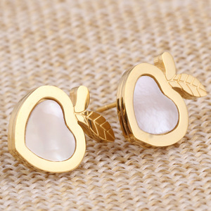 Boucles d'oreilles en forme de pomme, dorées avec incrustation de coquillage, pour occasion spéciale - Product Image 2