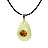 Colliers en résine lumineuse de taille moyenne avec de vrais insectes, bijoux fins