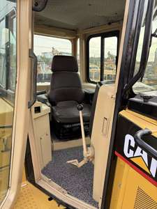 Potente Tractor de Orugas Usado Caterpillar D9R con Bomba, Cuchilla Semirrígida y Desgarrador Multivástago para Eliminación de Sobreterreno - Product Image 2