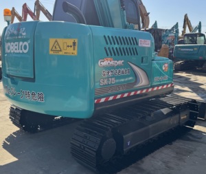 Excavatrice sur chenilles hydraulique Kobelco SK75, faible consommation de carburant, 7 tonnes, adaptée aux sites étroits, aux travaux de construction urbaine et aux travaux de jardinage. - Product Image 2