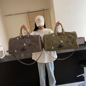 Bolsa de Hombro Ligera Estilo Graffiti, Bolsa de Viaje Moderna Tipo Barril, Bolsa Deportiva de Fin de Semana, Bolsa de Gimnasio de Poliéster - Product Image 3