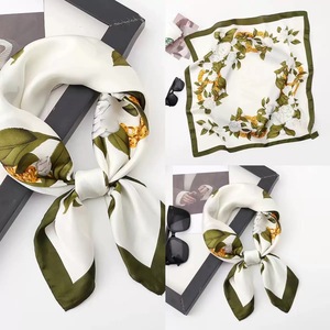 Sciarpa Quadrata in Poliestere Stile Dolce per Donne, Stagione Autunnale, 70cm, Uso Multifunzionale - Product Image 5