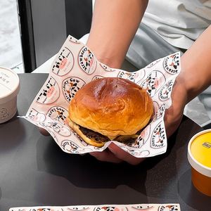 Papel Ecológico Resistente a la Grasa con Recubrimiento de PE de Grado Alimenticio, Impresión Personalizada, para Envolver Hamburguesas, Sándwiches y Pollo - Product Image 1