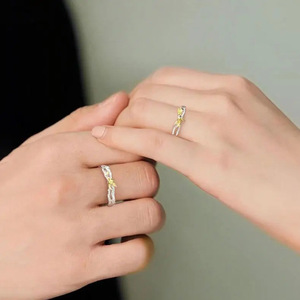 แหวน<span class=keywords><strong>คู่</strong></span>เงินแท้ S925 ชุบเคลือบลายดอกพีชรูปนกนางแอ่น สไตล์หรูหราเบาๆ สำหรับผู้ชายและผู้หญิง - Product Image 4