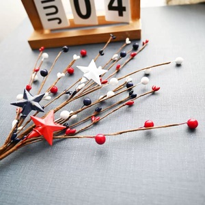 Decorazioni per la festa del 4 luglio di Pafu: kit fai da te per la tavola, decorazioni a tema patriottico, steli artificiali <span class=keywords><strong>con</strong></span> bacche. - Product Image 6