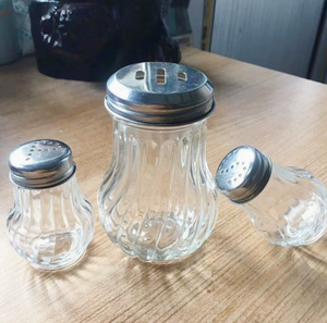 Pot à épices en verre de qualité alimentaire 6oz 150ml en forme d'<span class=keywords><strong>ampoule</strong></span> avec couvercle métallique perforé pour poivre, sel, sucre – Personnalisable - Product Image 5